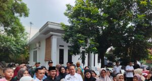 Bupati Bekasi Ade Kuswara Kunang dan Camat Serang Baru Deni Mulyadi Kunjungi Desa Jayamulya, Serahkan Bantuan Sosial Perbaikan Rumah Tidak Layak Huni