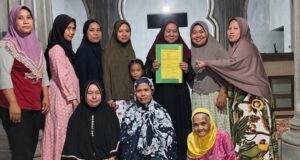 Bu Eli Giana Adi Wijaya Masuk Islam, Ucapkan Syahadat di Masjid Nurul Jannah Serang Baru