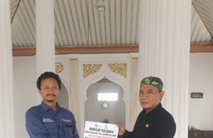 BAZNAS Kabupaten Bekasi Salurkan Bantuan Program Bekasi Takwa ke Masjid Nurul Jannah