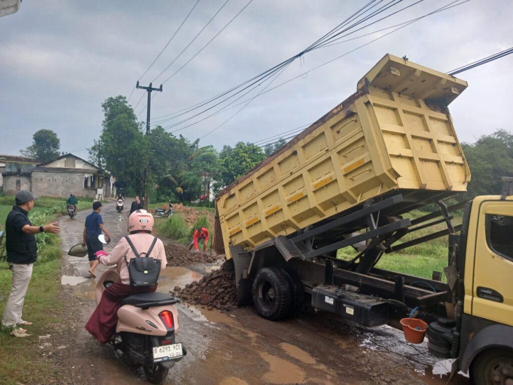 Giat Perbaikan Jalan Karedok–Langkap Lancar, Wujud Nyata Pengabdian dan Semangat Gotong Royong Desa