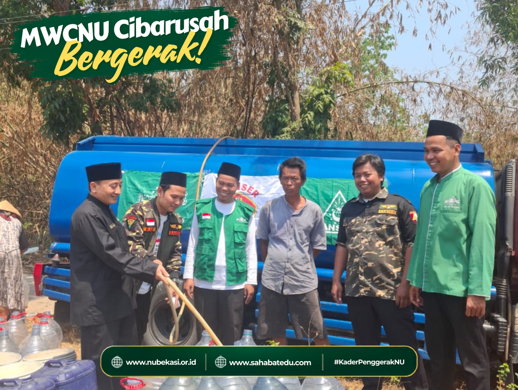 Ketua Tanfidziyah MWCNU Cibarusah Kyai Dillah Hidayat dan Rois Syuriyah Kyai Jalal turun langsung dalam kegiatan penyaluran ribuan liter air bersih kepada warga.